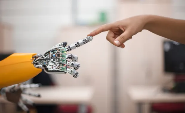 Roboter Hand berührt Menschen Hand